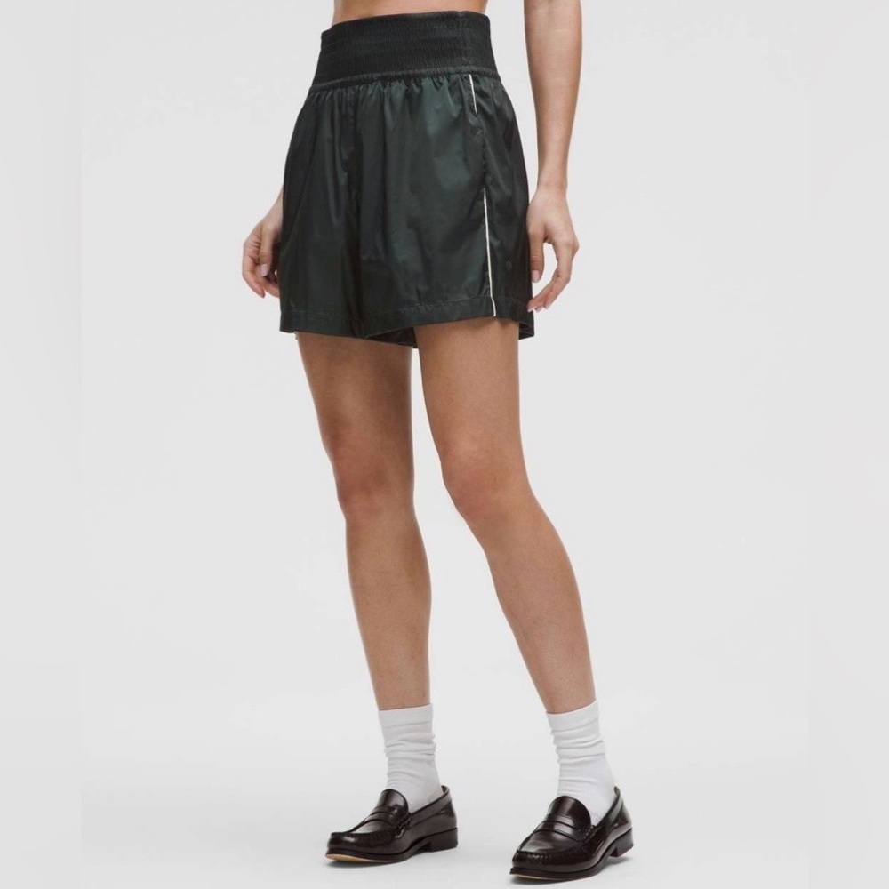 Lululemon Stretch Satin Nylon Super-High-Rise Short 5"
Rainforest Green sm EUC
